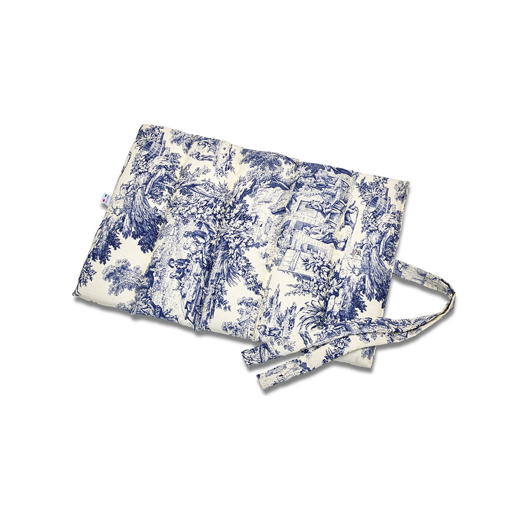 Rollable quilt toile de jouy blue romantic dust