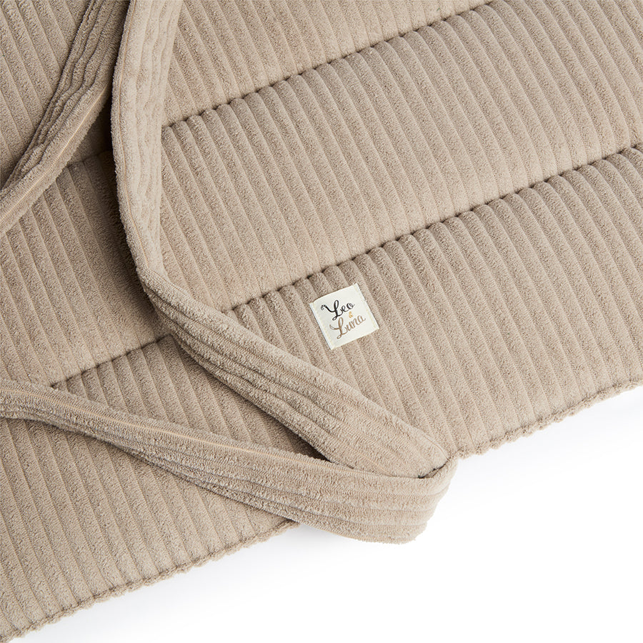 Quiline Picture of Velvet Velvet with brown coast